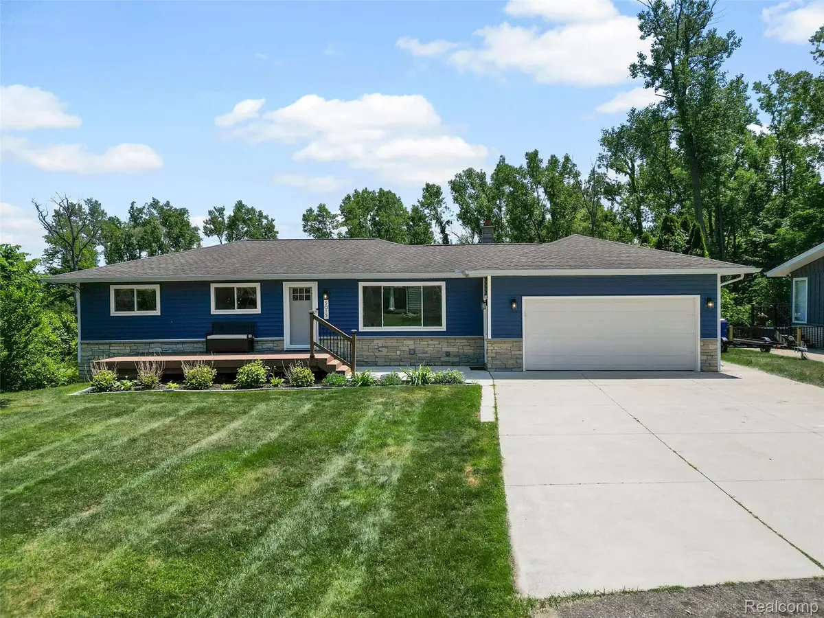 5015 Coshocton Drive, Waterford, MI 48327 - #1