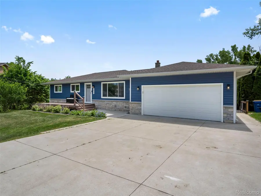5015 Coshocton Drive, Waterford, MI 48327 - #2