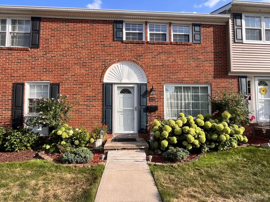 41305 Lagoon Court, Northville, MI 48167 - #2