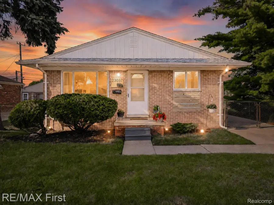 23037 Hoffman Street, Saint Clair Shores, MI 48082 - #2
