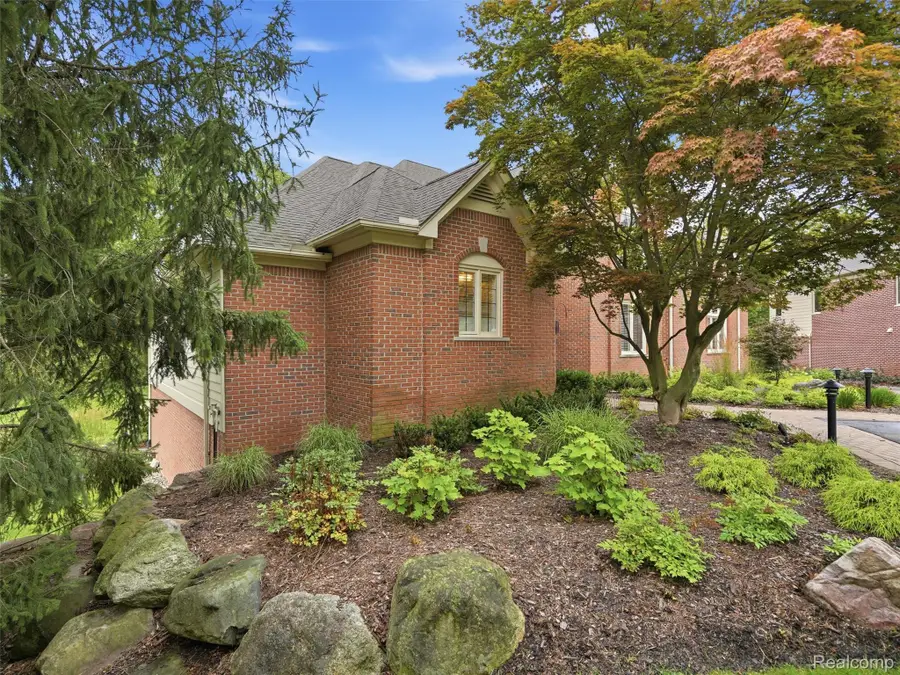 3030 W Ridge Court, Bloomfield, MI 48302 - #2
