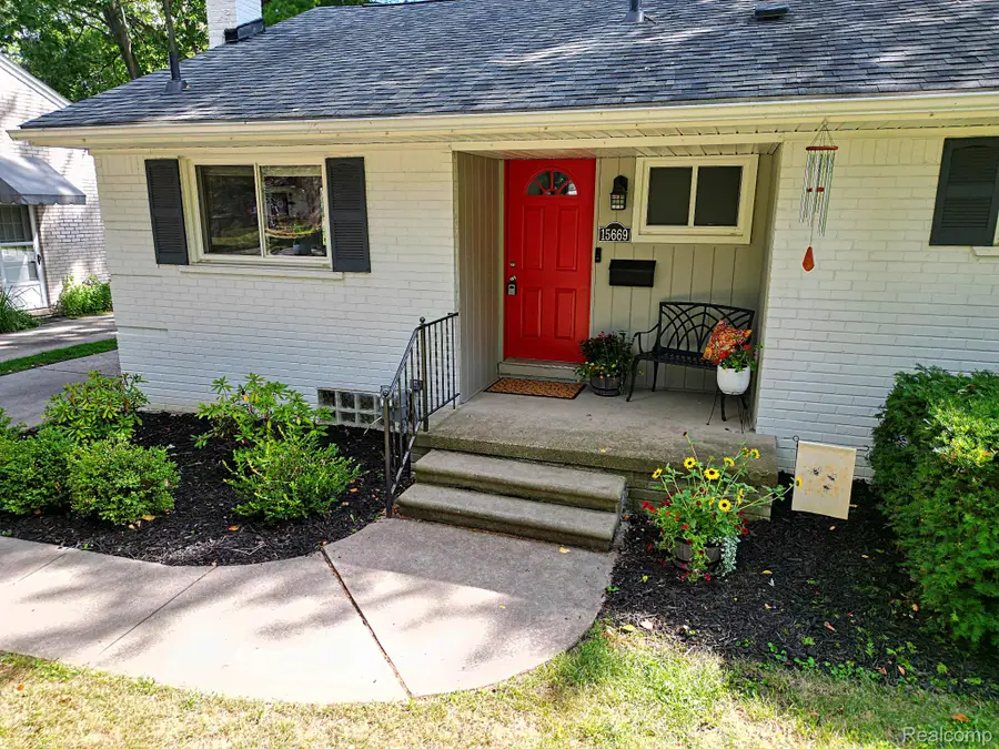 15669 Buckingham Avenue, Beverly Hills, MI 48025 - #3