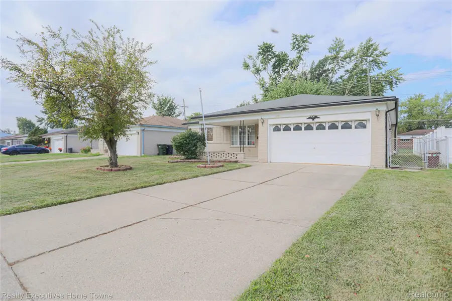 33861 Clifton Drive, Sterling Heights, MI 48310 - #2