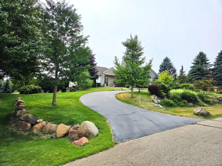 9360 Oakmont Drive, Clarkston, MI 48348 - #2