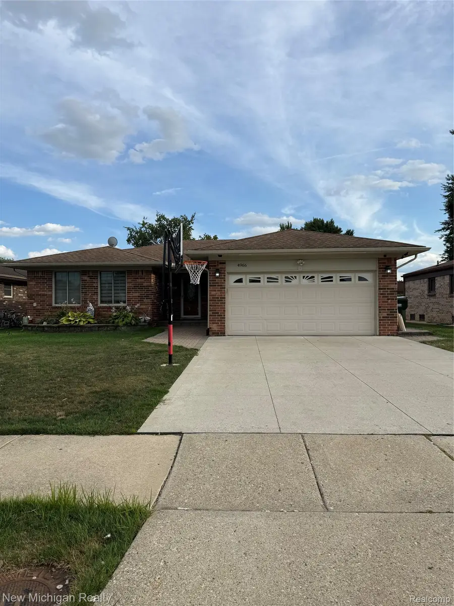 4966 Peachtree Drive, Sterling Heights, MI 48310 - #2