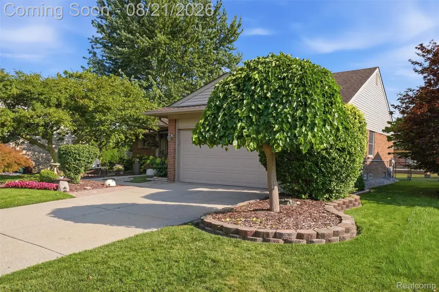 39031 Meeting House Lane, Livonia, MI 48154 - #3