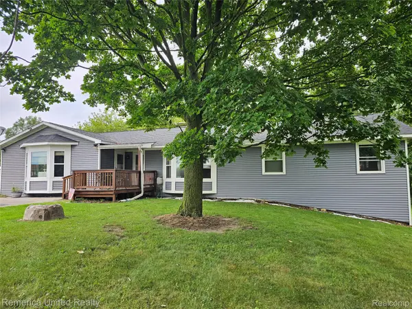 252 Pinewood Drive, Fowlerville, MI 48836