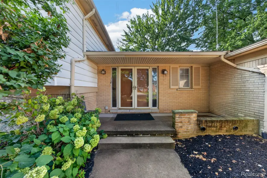 6611 Cottonwood Knoll Court, West Bloomfield, MI 48322 - #3
