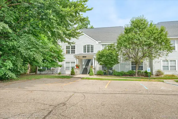 12354 Saint Andrews Way, Fenton, MI 48430