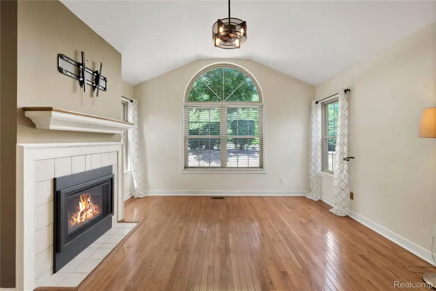 619 Perry Creek Drive #48, Grand Blanc, MI 48439 - #3