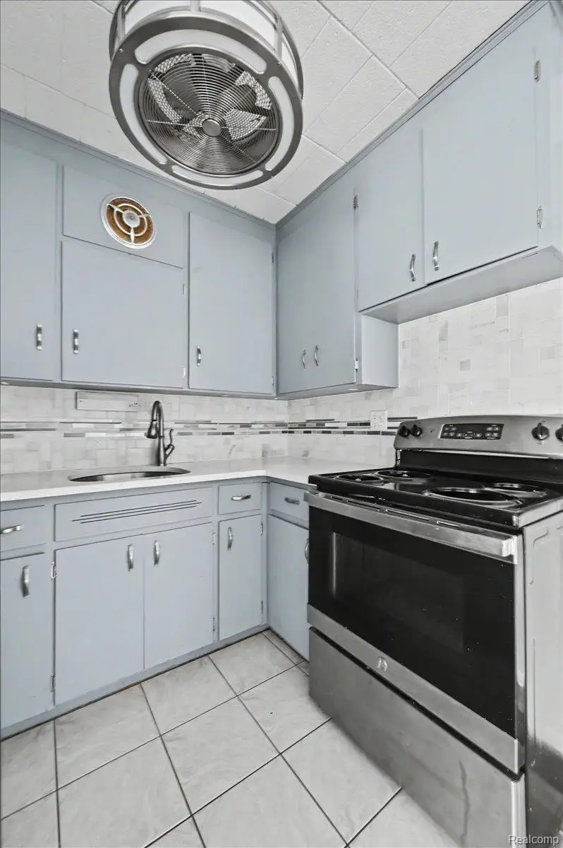 8300 E Jefferson Avenue #107, Detroit, MI 48214 - #3