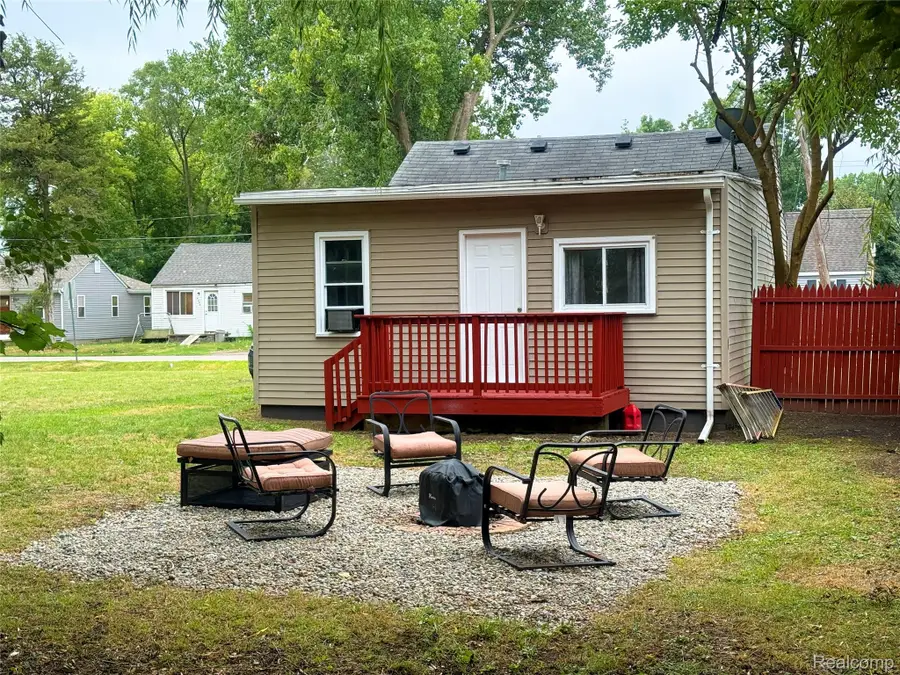 2227 E Boatfield Avenue, Burton, MI 48529 - #2