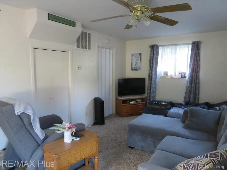 2433 Stockbridge Avenue, Burton, MI 48509 - #2