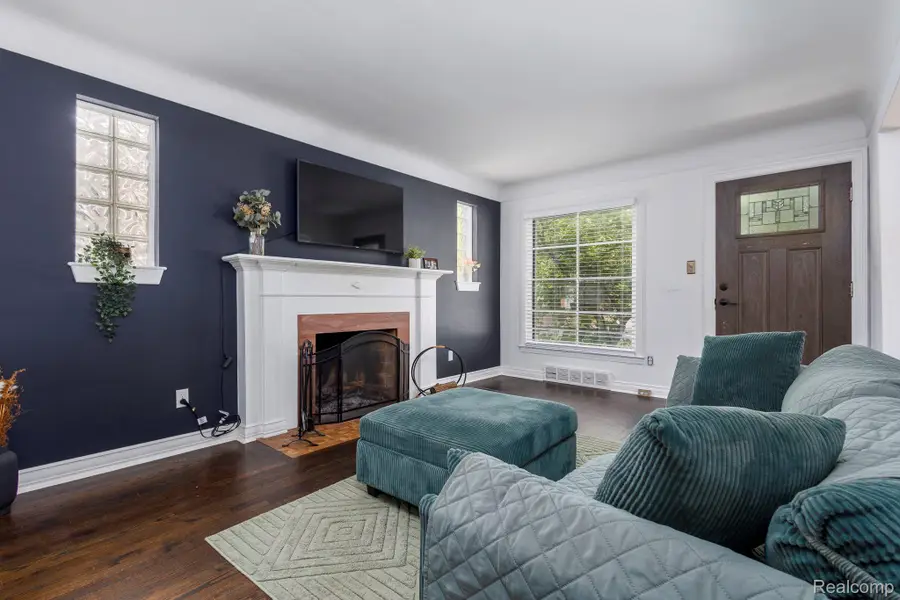 21156 Manchester Boulevard, Harper Woods, MI 48225 - #3