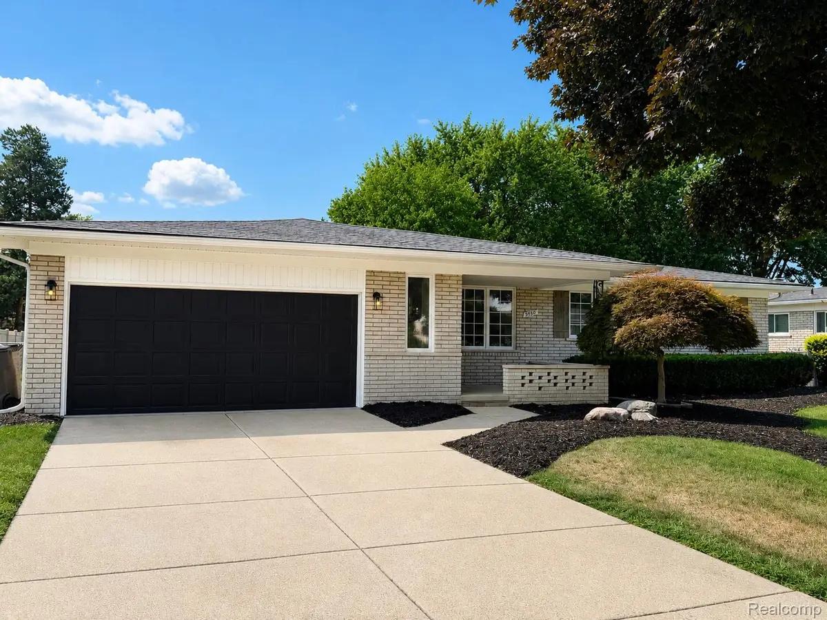 39501 Cobridge Drive, Clinton, MI 48038 - #1