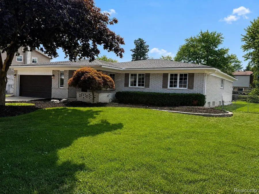 39501 Cobridge Drive, Clinton, MI 48038 - #2