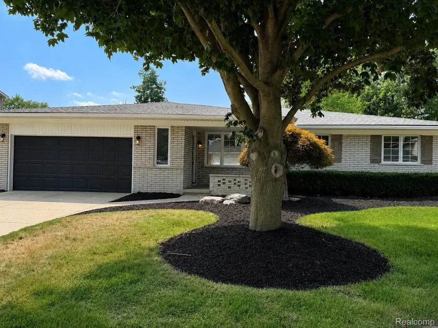 39501 Cobridge Drive, Clinton, MI 48038 - #3