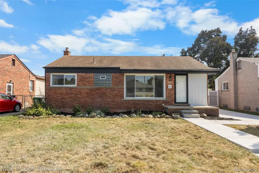 33711 Rosslyn Avenue, Garden City, MI 48135 - #2