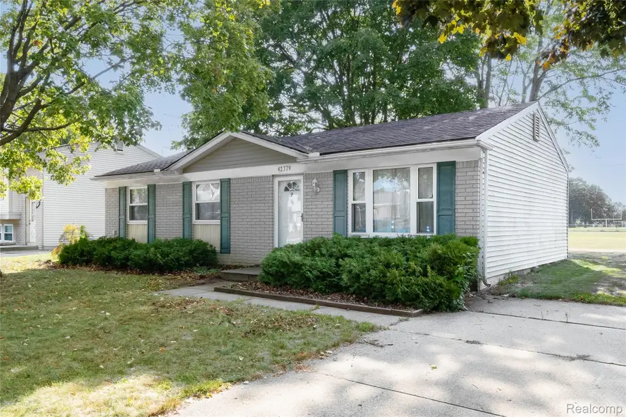 42779 Buckingham Drive, Sterling Heights, MI 48313 - #2