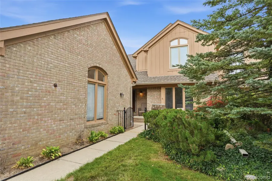 5828 Dawn Ridge Drive, Troy, MI 48098 - #2