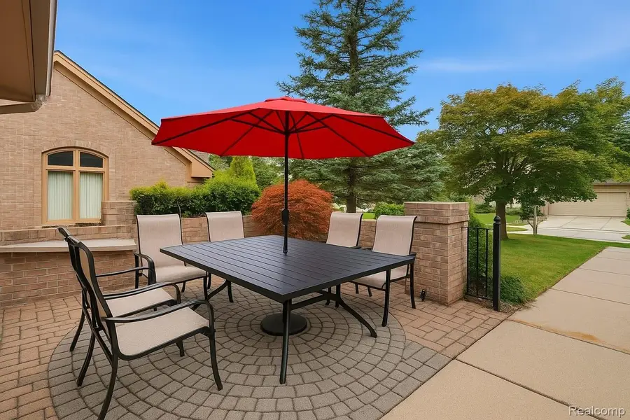 5828 Dawn Ridge Drive, Troy, MI 48098 - #3