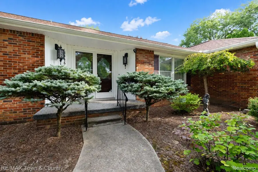 5446 Fernwood Drive, Flint, MI 48532 - #2