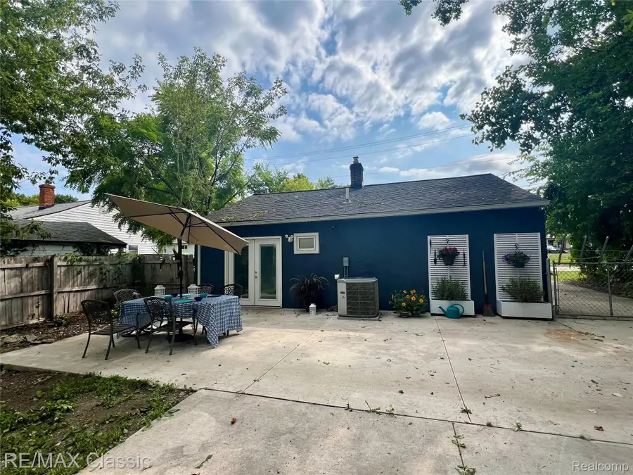 315 Common Street, Walled Lake, MI 48390 - #2