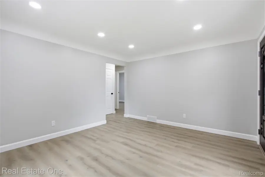 6953 N Vernon Street, Dearborn Heights, MI 48127 - #3