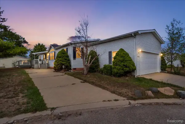 8209 Bloomsbury Circle, Northville, MI 48167