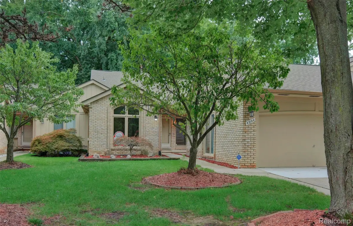 43164 W Kirkwood Drive, Clinton, MI 48038 - #1