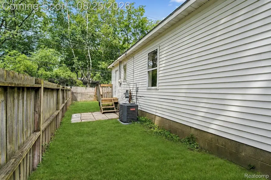 2840 Oldsmobile Avenue, Waterford, MI 48328 - #3