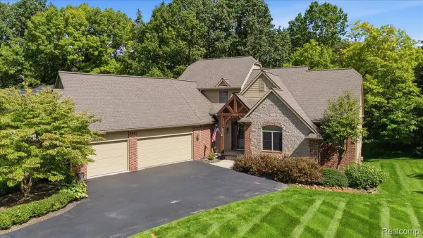 9688 Kingston Pointe Drive, Clarkston, MI 48348