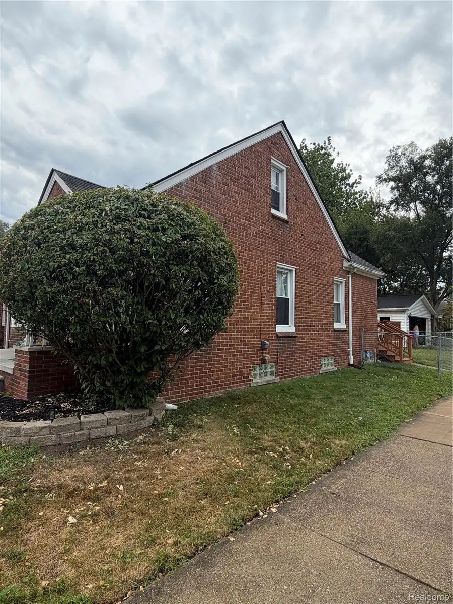 21051 Universal Avenue, Eastpointe, MI 48021 - #2
