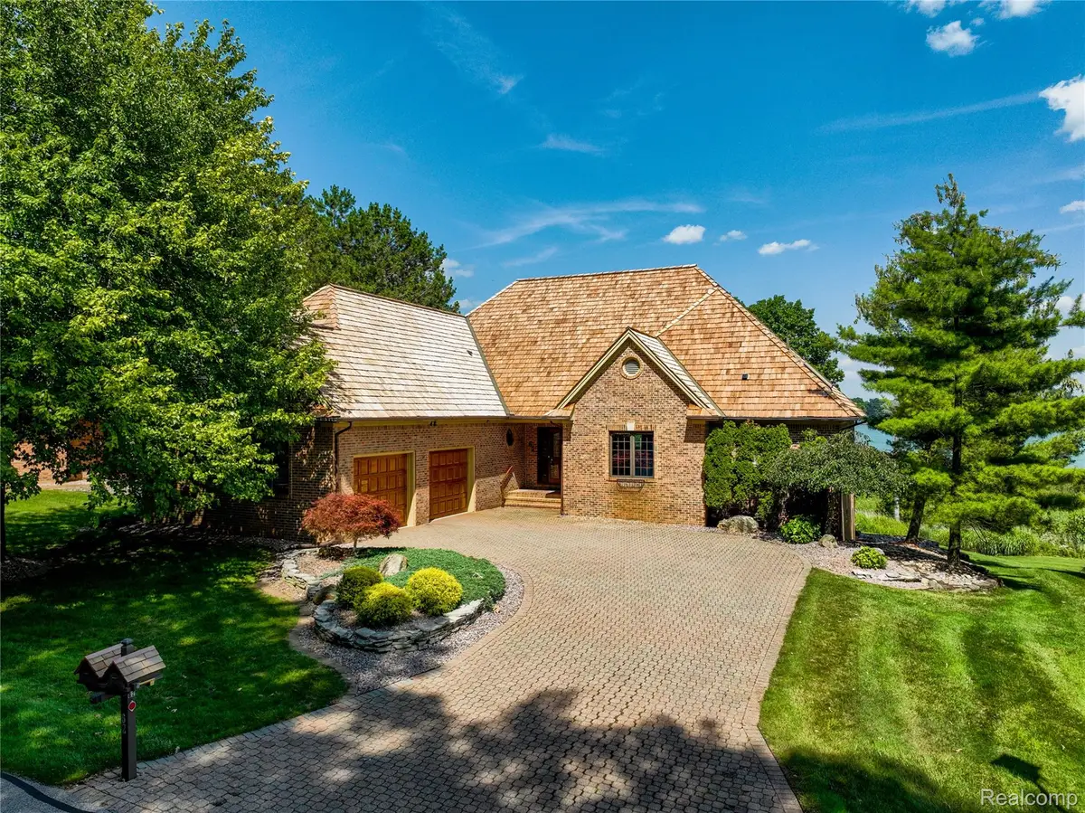 62 Chateaux Du Lac Drive, Fenton, MI 48430 - #1