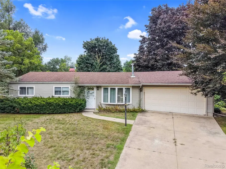 4595 Newcroft Court, Commerce Township, MI 48382 - #2