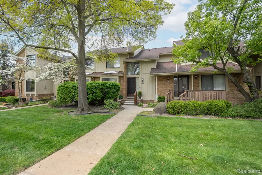 5590 Hillcrest Circle W, West Bloomfield, MI 48322 - #2