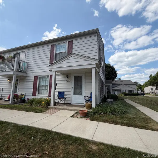 2926 Meadowbrook Court #C, LakeOrion, MI 48360
