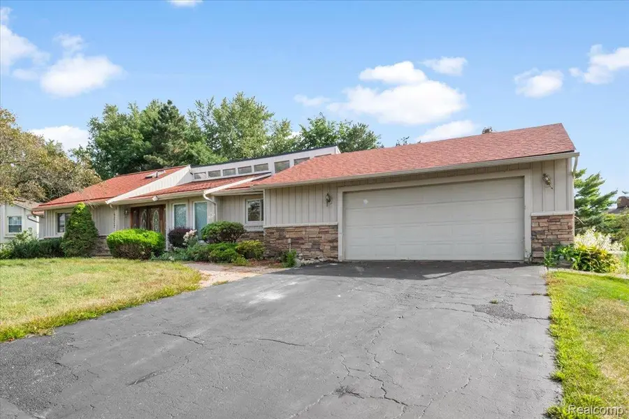 4337 Ravinewood Drive, Commerce Township, MI 48382 - #3