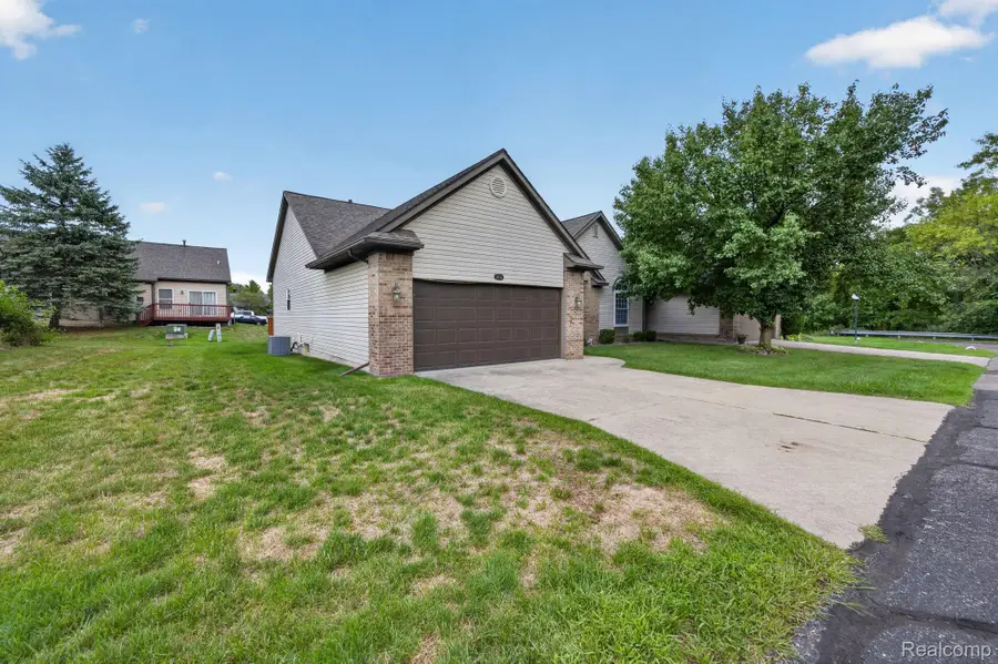5034 Sandalwood Drive, Grand Blanc, MI 48439 - #3