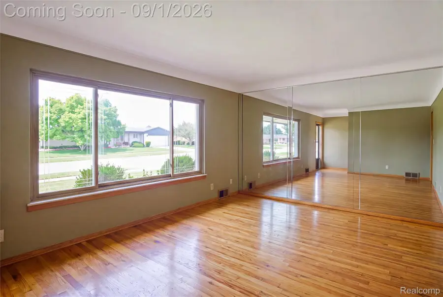 28200 Newland Drive, Warren, MI 48093 - #2