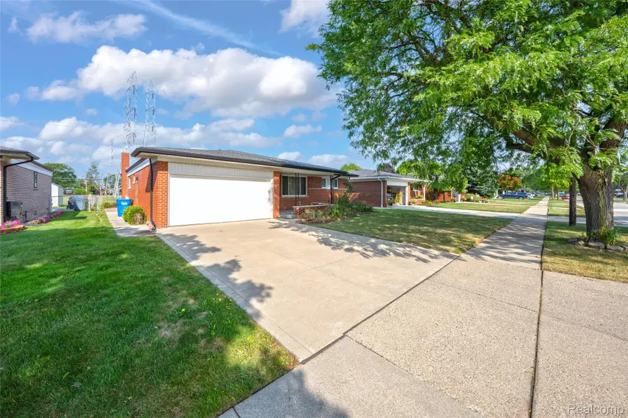 27517 Newport Drive, Warren, MI 48088 - #2