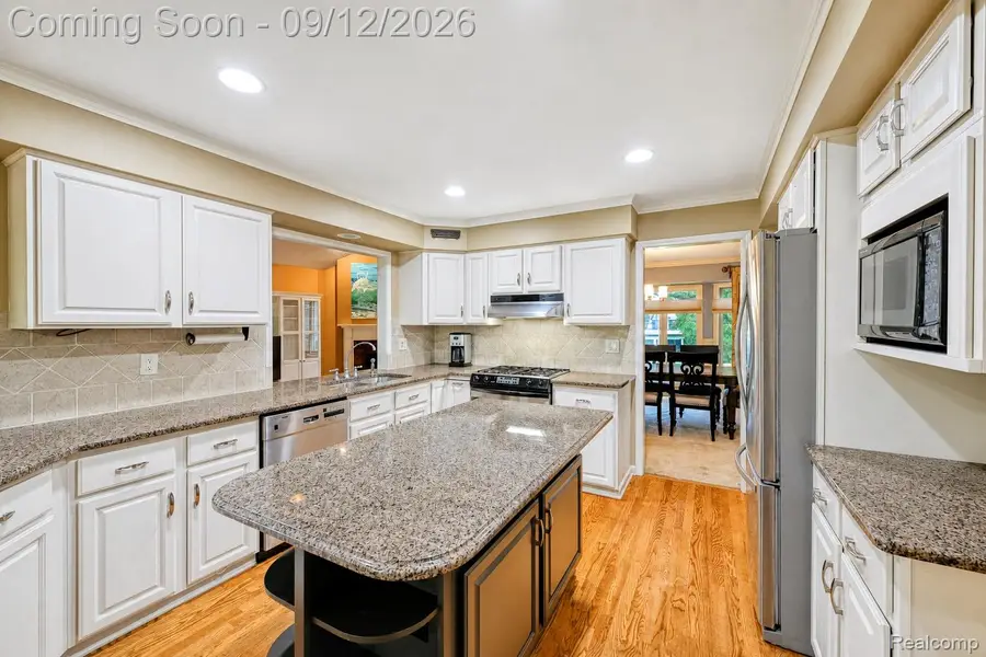 39202 Point Court, Farmington Hills, MI 48331 - #2