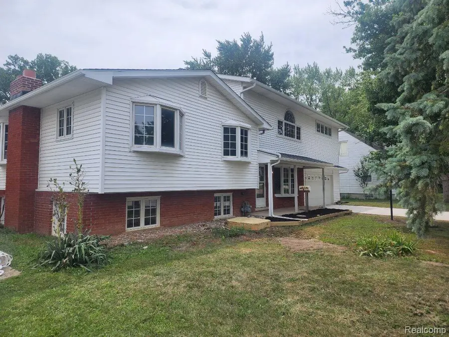 33195 Swallow Dr, Rockwood, MI 48173 - #2