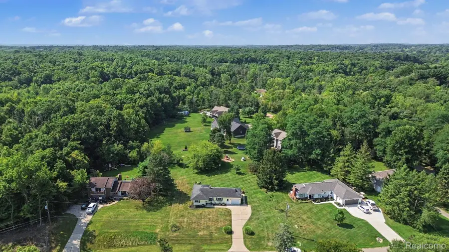 7595 Ledgewood Drive, Fenton, MI 48430 - #3