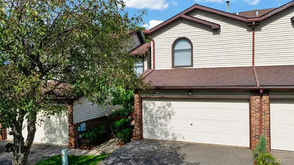9034 E Bluewater Drive, Clarkston, MI 48348