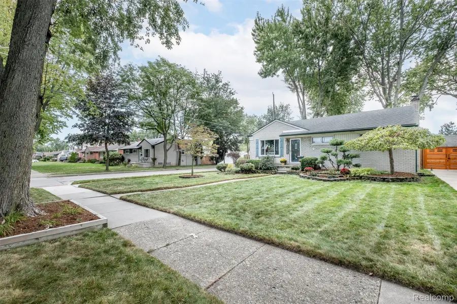 23032 Brookdale Boulevard, Saint Clair Shores, MI 48082 - #3