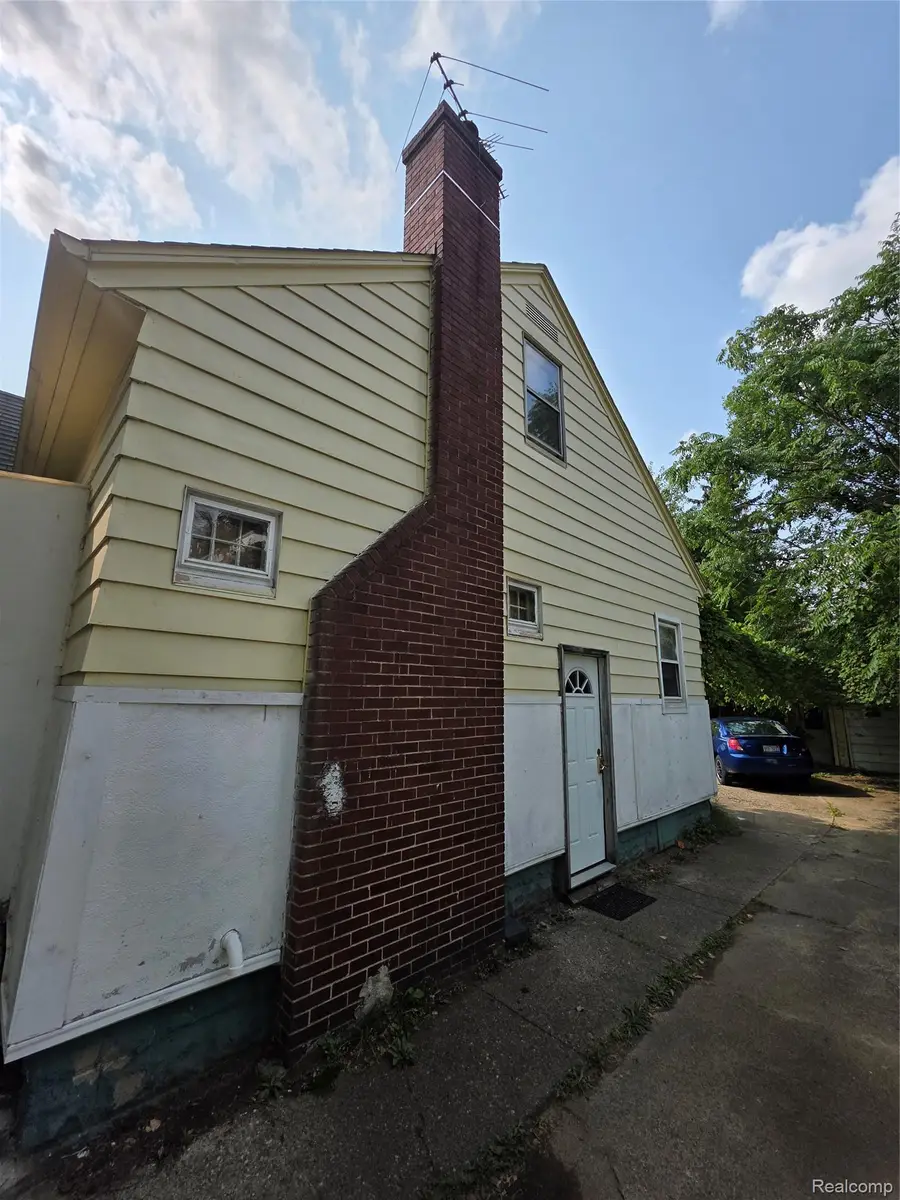 573 E Kennett Road, Pontiac, MI 48340 - #3