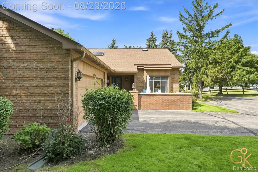 2216 London Bridge Drive, Rochester Hills, MI 48307 - #3