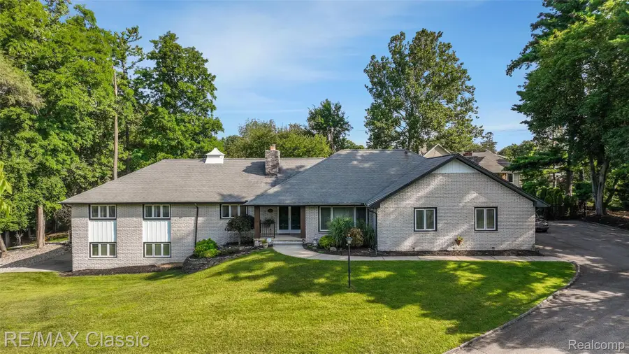 7048 Lindenmere Drive, Bloomfield, MI 48301 - #2
