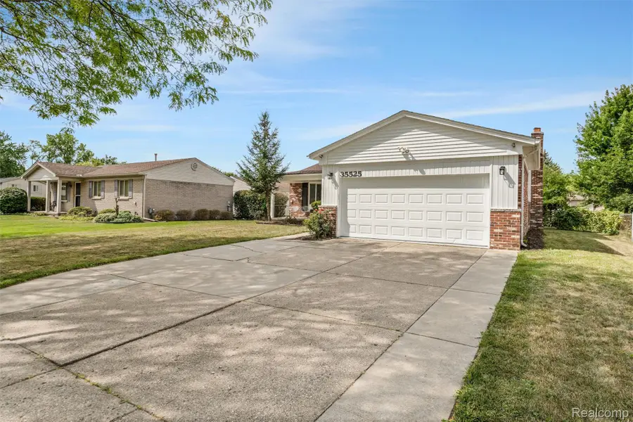 35525 Connecticut Drive, Sterling Heights, MI 48310 - #3